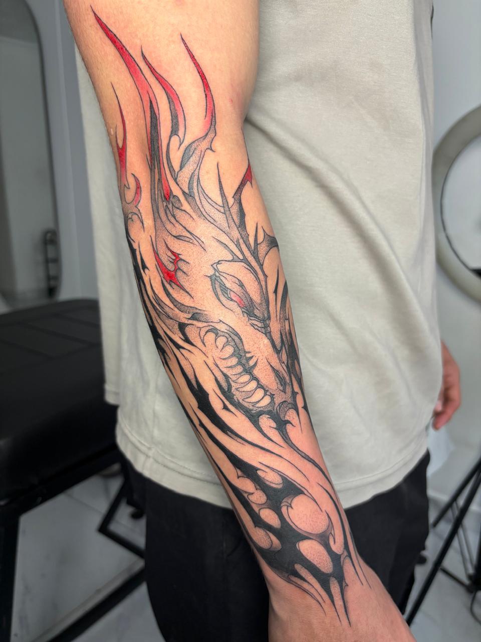 Tatuaje Blackwork: Dragón en antebrazo